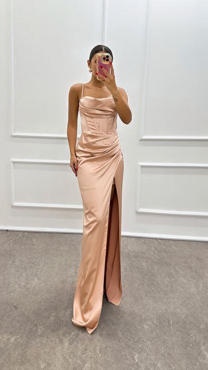 Vestido de noche de satén con diseño de detalle de cintura y correa de cuerda en polvo