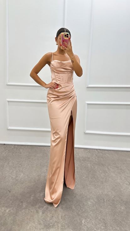 Vestido de noche de satén con diseño de detalle de cintura y correa de cuerda en polvo