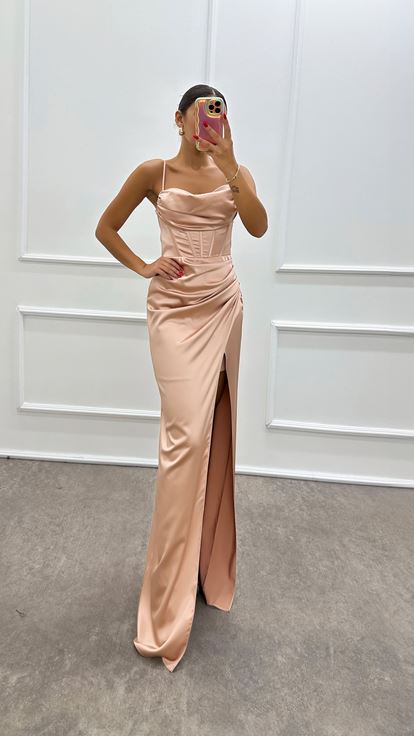 Vestido de noche de satén con diseño de detalle de cintura y correa de cuerda en polvo