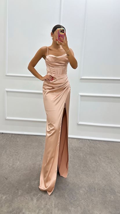 Vestido de noche de satén con diseño de detalle de cintura y correa de cuerda en polvo