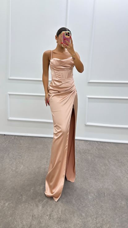 Vestido de noche de satén con diseño de detalle de cintura y correa de cuerda en polvo