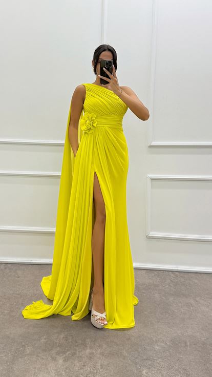 Abito da sera con dettaglio manica monospalla verde