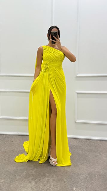 Grünes Abendkleid mit One-Shoulder-Ärmeln