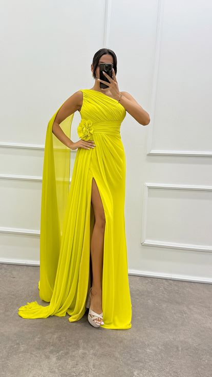 Abito da sera con dettaglio manica monospalla verde