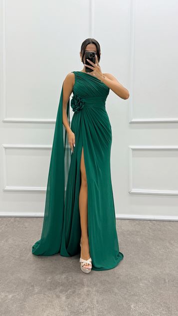 Smaragdgrünes Abendkleid mit One-Shoulder-Ärmeln