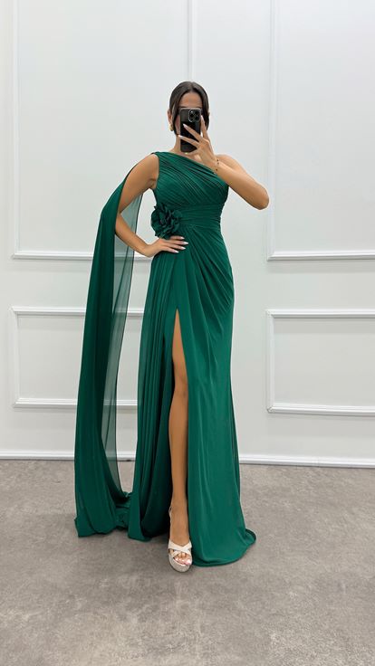 Abito da sera con dettaglio manica monospalla verde smeraldo