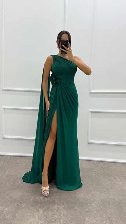 Abito da sera con dettaglio manica monospalla verde smeraldo