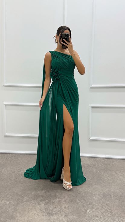 Abito da sera con dettaglio manica monospalla verde smeraldo