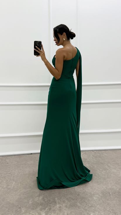 Abito da sera con dettaglio manica monospalla verde smeraldo