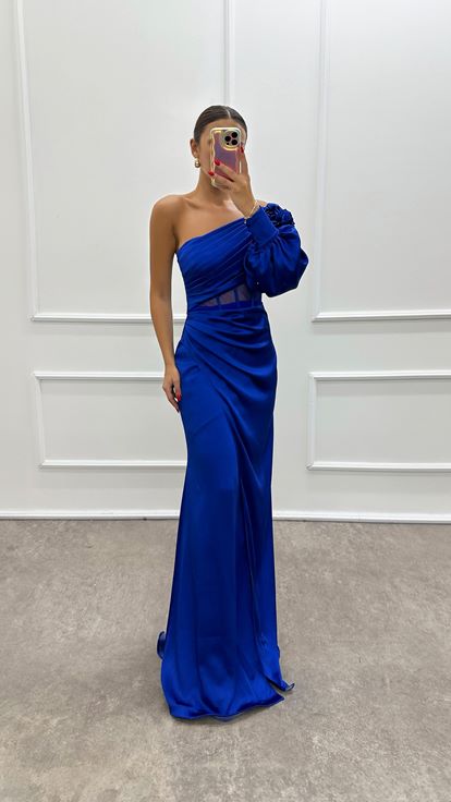 فستان سهرة شفاف بأكمام واحدة من ساكس