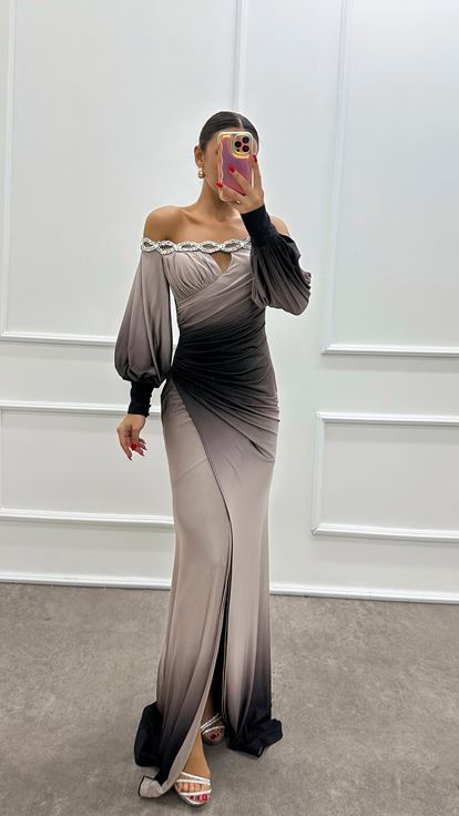 Abito da sera con dettagli in pietra con scollo a barchetta beige