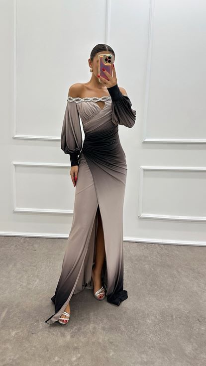 Abito da sera con dettagli in pietra con scollo a barchetta beige