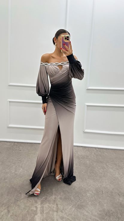 Abito da sera con dettagli in pietra con scollo a barchetta beige