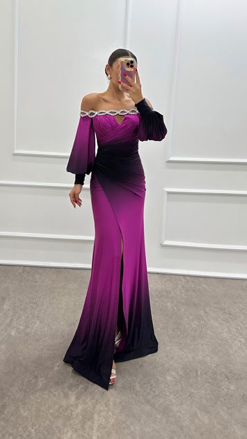 Vestido de noche con detalle de piedras y cuello barco fucsia