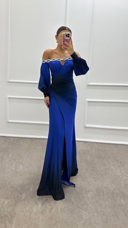 Abito da sera Saks con scollo a barchetta e dettagli in pietra