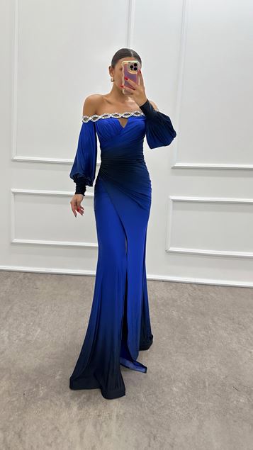 Vestido de noche con detalle de piedras y cuello barco de Saks