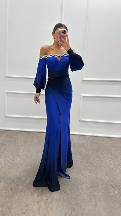 Abito da sera Saks con scollo a barchetta e dettagli in pietra