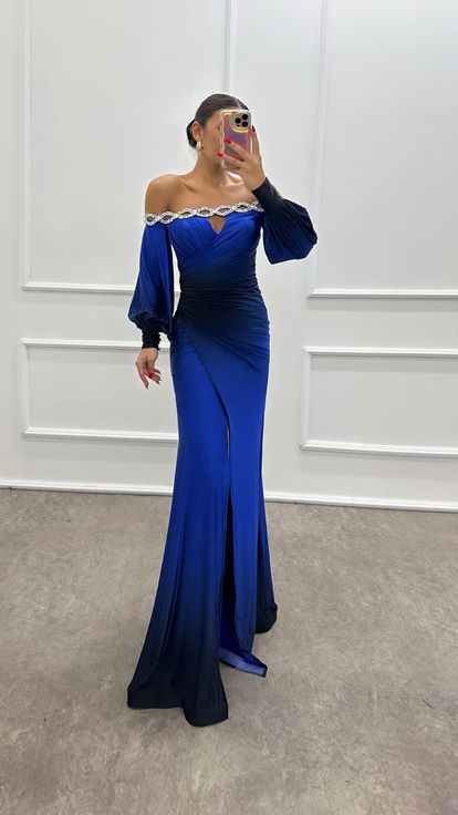 Abito da sera Saks con scollo a barchetta e dettagli in pietra