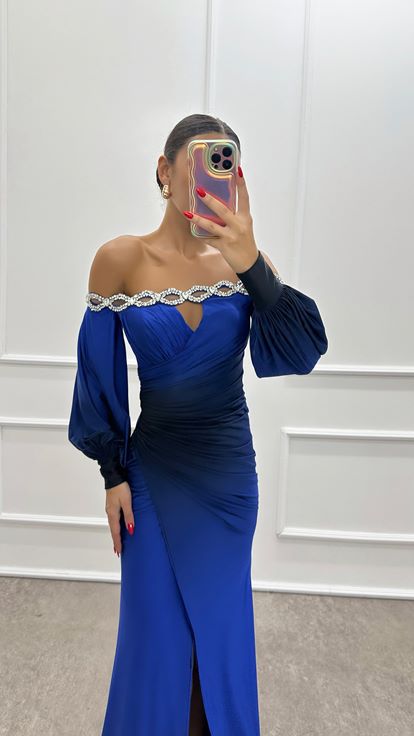 Abito da sera Saks con scollo a barchetta e dettagli in pietra