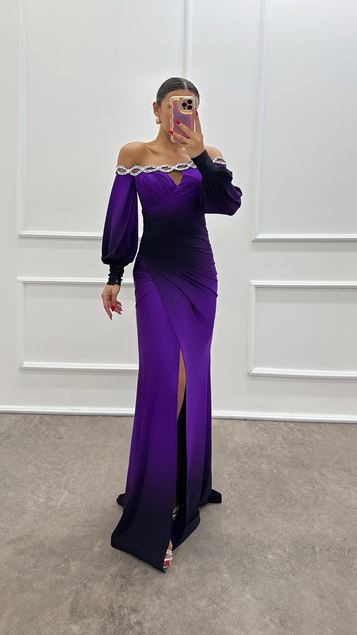 Robe de soirée violette à col bateau et détails en pierre