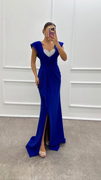 Abito da sera Saks con dettaglio in pietra sul busto