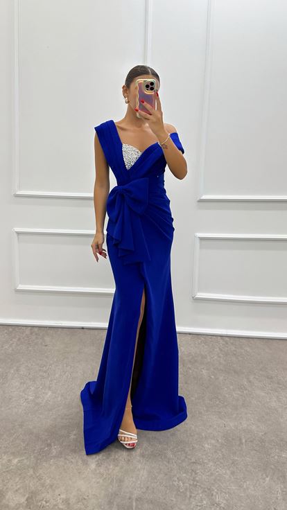 Saks-Abendkleid mit asymmetrischem Schnitt an der Taille und Schleife