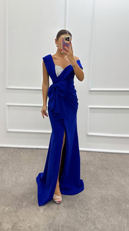 Saks-Abendkleid mit asymmetrischem Schnitt an der Taille und Schleife