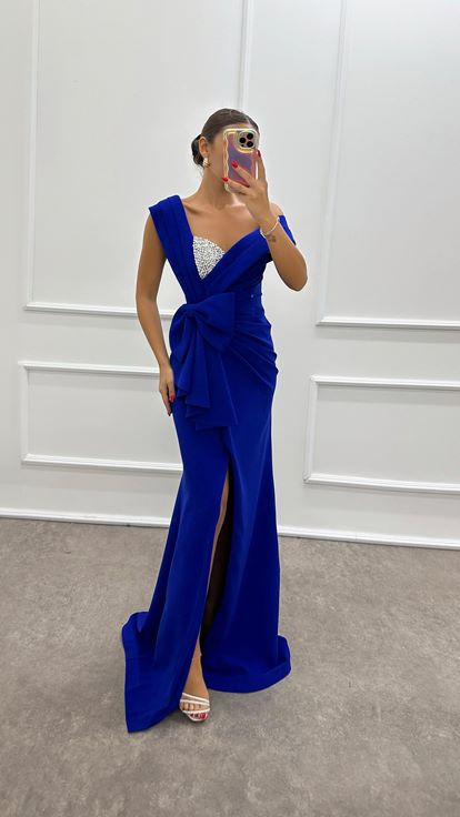 Saks-Abendkleid mit asymmetrischem Schnitt an der Taille und Schleife