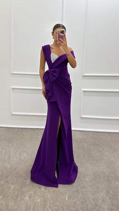 Lila Abendkleid mit asymmetrischer Taille und Schleife