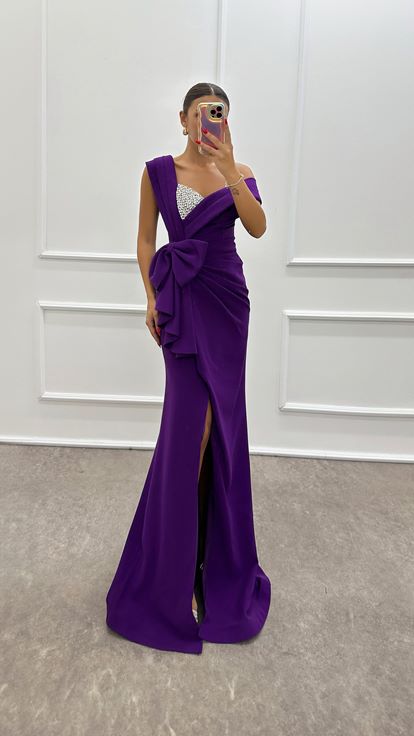 Lila Abendkleid mit asymmetrischer Taille und Schleife