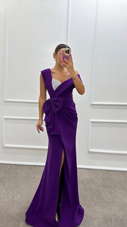 Lila Abendkleid mit asymmetrischer Taille und Schleife