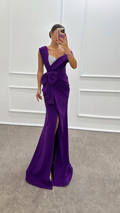 Lila Abendkleid mit asymmetrischer Taille und Schleife