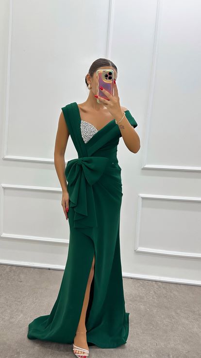 Smaragdgrünes Abendkleid mit asymmetrischer Taille und Schleife