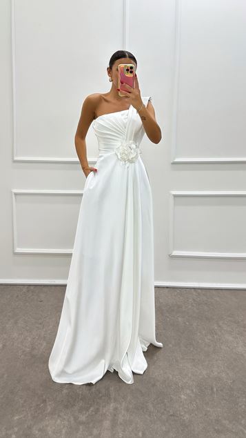 Weißes One-Shoulder-Abendkleid mit Rosendetail