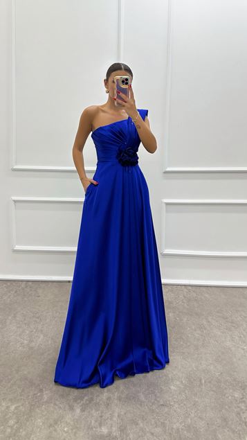 فستان سهرة من ساكس بكتف واحد وتفاصيل وردة