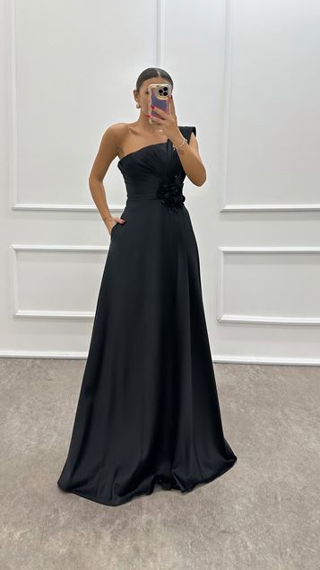 Schwarzes One-Shoulder-Abendkleid mit Rosendetail