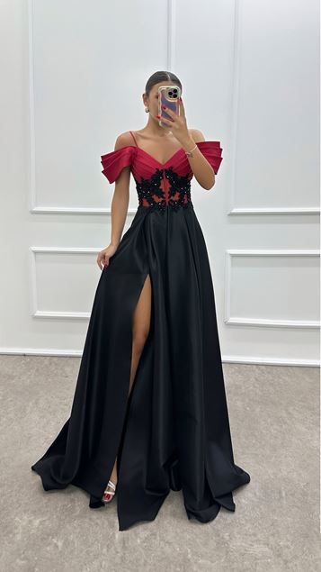 Vestido de noche con detalle de cintura transparente y correa de cuerda roja
