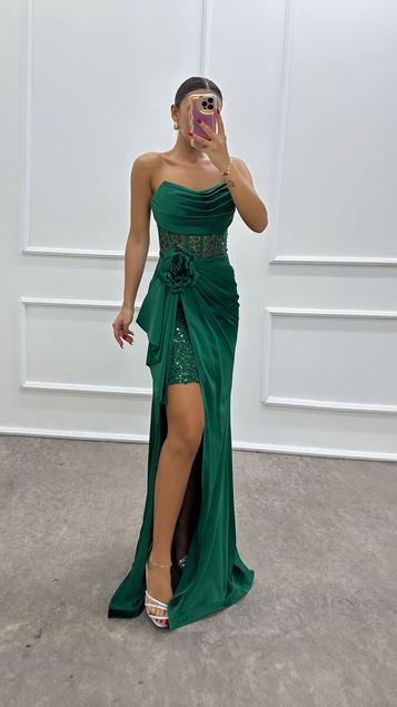 Smaragdgrünes, trägerloses Abendkleid mit Rosendetail an der Taille