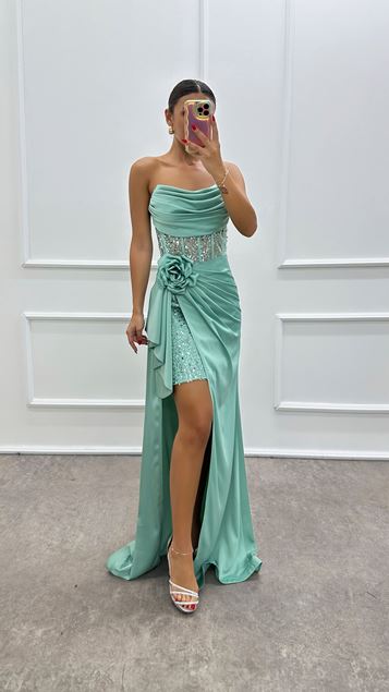 Robe de soirée vert menthe sans bretelles à la taille et aux détails roses