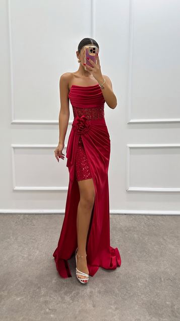 Vestido de noche rojo con detalle de rosa y cintura sin tirantes