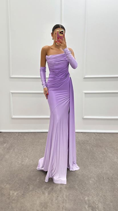 Lilafarbenes, trägerloses Abendkleid mit Steindetail