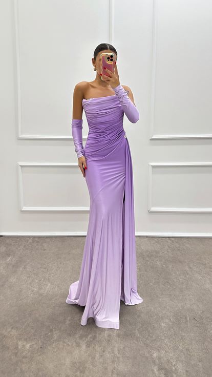 Lilafarbenes, trägerloses Abendkleid mit Steindetail