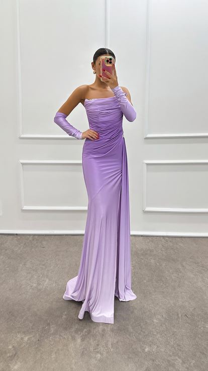 Lilafarbenes, trägerloses Abendkleid mit Steindetail