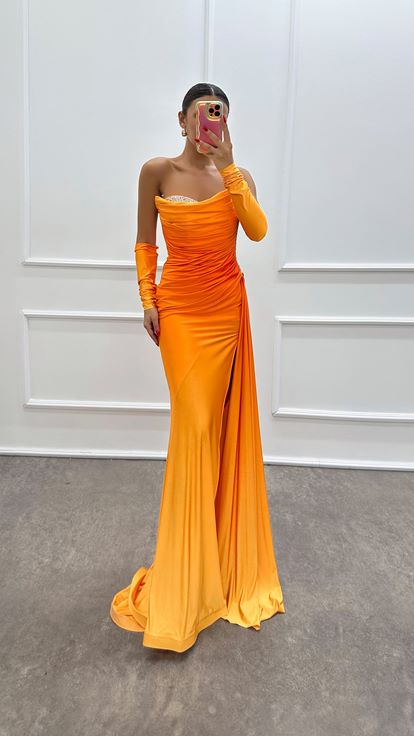 Orangefarbenes, trägerloses Abendkleid mit Steindetail