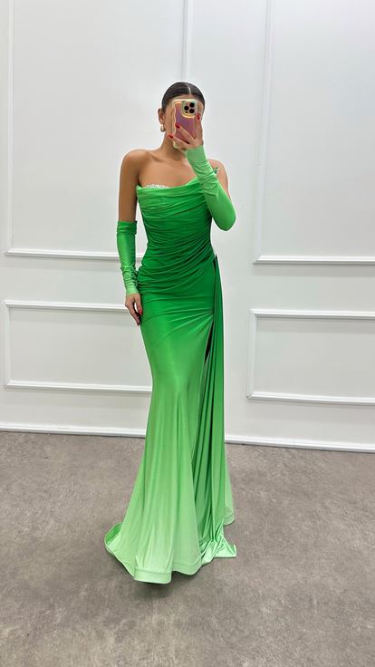 Smaragdgrünes, trägerloses Abendkleid mit Steindetails