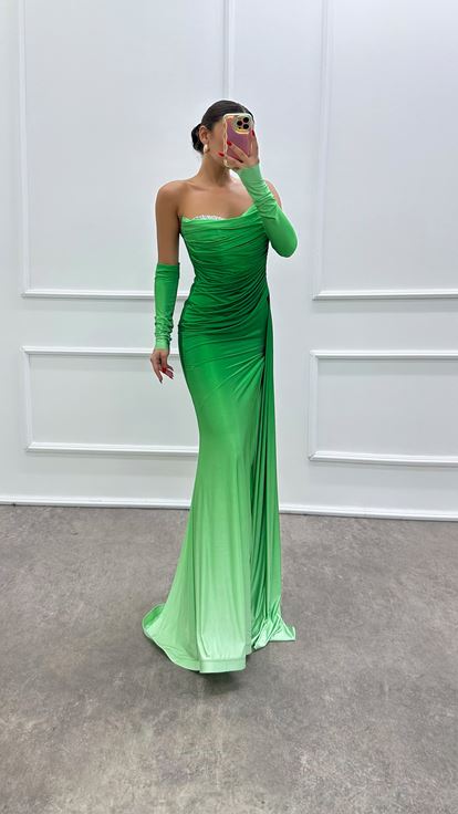 Smaragdgrünes, trägerloses Abendkleid mit Steindetails