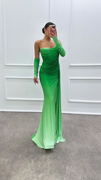 Smaragdgrünes, trägerloses Abendkleid mit Steindetails