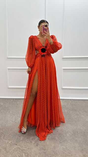 Orangefarbenes, transparentes Abendkleid mit V-Ausschnitt und Taille
