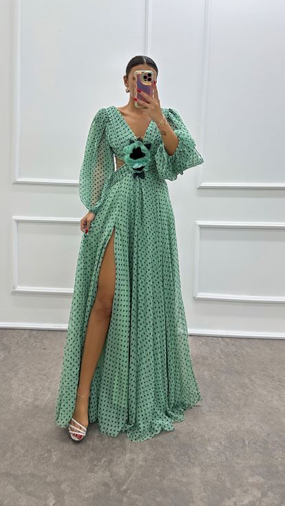 Mintgrünes, transparentes Abendkleid mit V-Ausschnitt und Taille