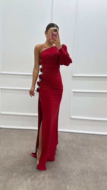 Abito da sera rosso con dettaglio rosa a manica singola